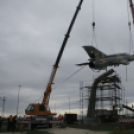 MiG-21 Emlékmű - Pápa - A gép emelése