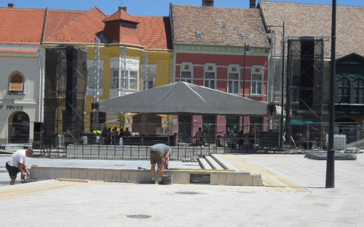 Épül a színpad, működik a vízenjáró szökőkút a Fő téren