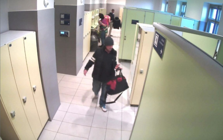 A tornatermi öltözőből lopott