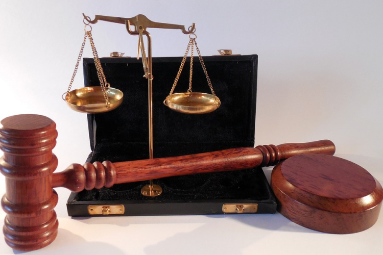 Egy leeresztett medencébe tekerte szállásadója holttestét, felmentették