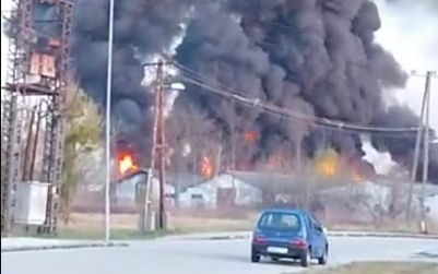Ezer négyzetméteren ég a gumi és a műanyag Devecserben
