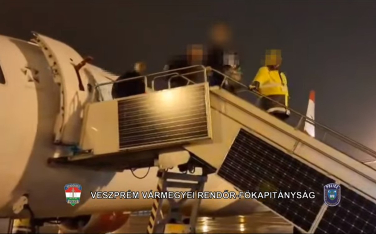 Csecsemő gyermeke megölésével is fenyegette a barátnőjét az Angliába szökött férfi