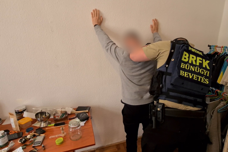 Drogdíler lakásában kutató rendőröktől akart kábítószert venni