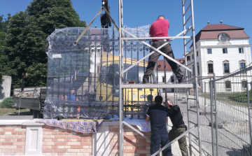 Készül a kastélykapu - Megérkeztek az első kovácsoltvas elemek