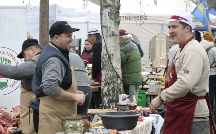 Megkezdődött a Böllérfesztivál Nemesgörzsönyben