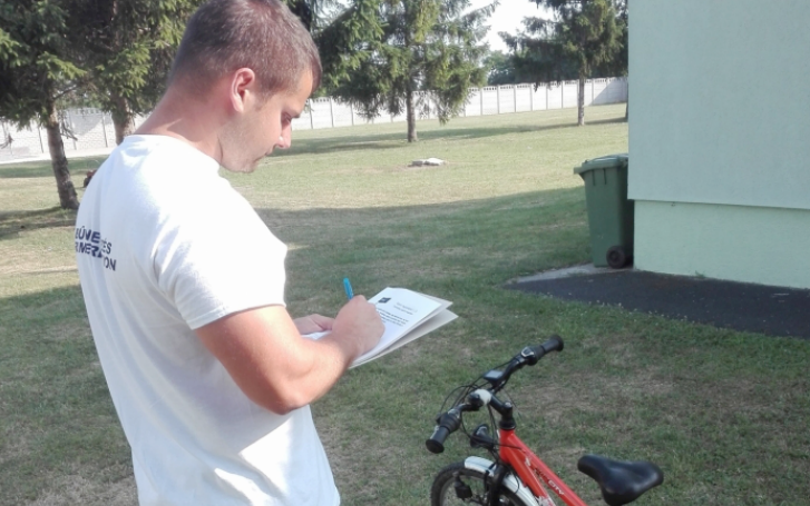 A rendőrök táborozó diákok kerékpárjait regisztrálták