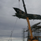 MiG-21 Emlékmű - Pápa - A gép emelése
