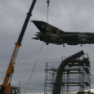MiG-21 Emlékmű - Pápa - A gép emelése