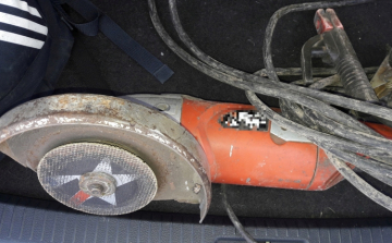 Hegesztőt és sarokcsiszolót lopott