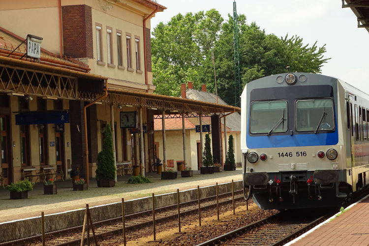 Felújított Jenbacher motorvonatok álltak forgalomba a Celldömölk-Pápa-Győr vonalon