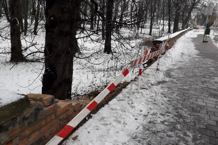 Autóval hajtottak neki a Szent István úti támfalnak, emiatt dőlt le újra