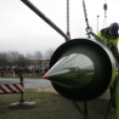 MiG-21 Emlékmű - Pápa - A gép emelése