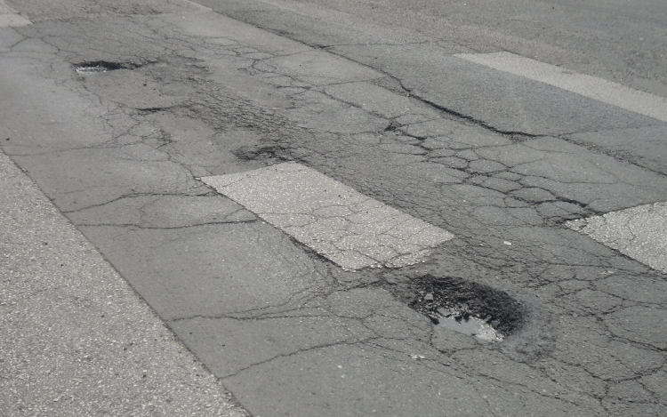 Hétfőn kezdődnek az idei kátyúzási munkálatok