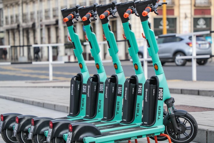 Hamarosan Pápára is megérkeznek a bérelhető e-rollerek