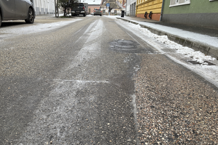 Folyamatosan dolgoznak Pápa útjain, de azok helyenként síkosak, jegesek