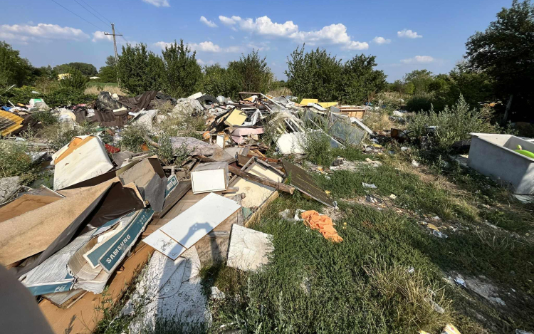 Évek óta hegyekben áll a szemét a Hódoska majorban