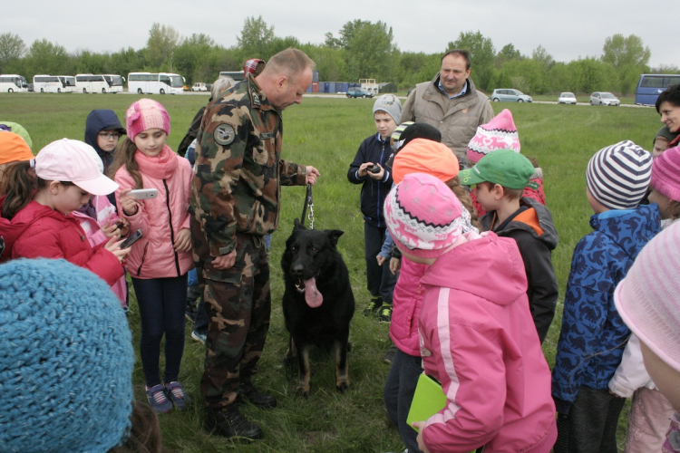 Pápai óvodások és iskolások a Bázisrepülőtéren