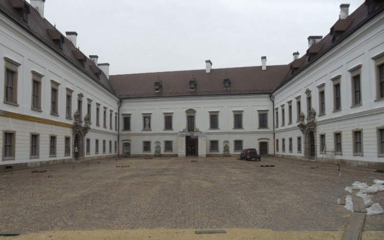 Elkészült az Esterházy-kastély udvarának burkolása