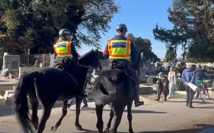 Lovas rendőrök a pápai temetőben - Videó