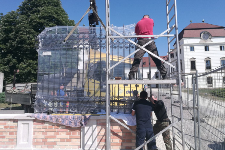 Készül a kastélykapu - Megérkeztek az első kovácsoltvas elemek