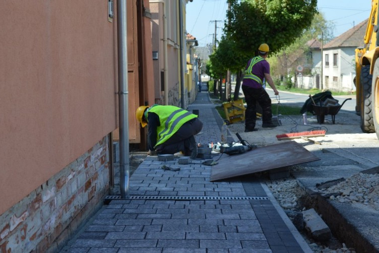 A Rozmaring utca mindkét oldalán épül a járda