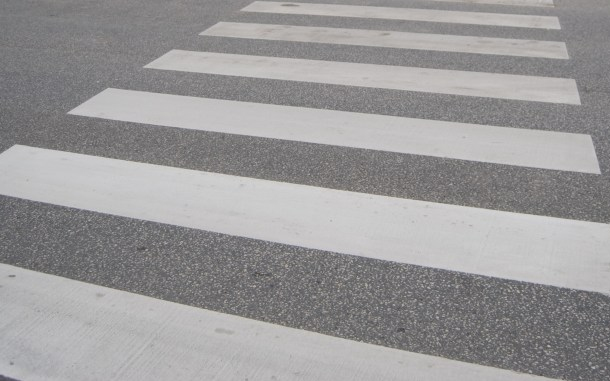 Két gyalogost sodort el a zebrán a sofőr, a rendőrök eljárást indítottak ellene