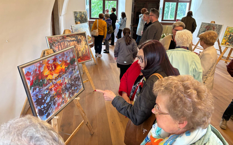 Kiss László alkotásaiból nyílt kiállítás az Esterházy-kastélyban