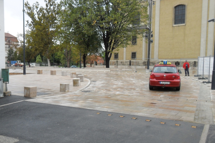 Átadták a pápai Fő teret az autósoknak is