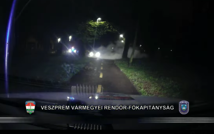 A rendőrök elől menekült az Opel corsás! - Videó