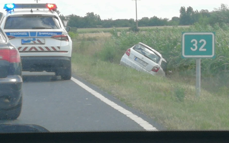 Árokba hajtott egy autó a 83-as út Pápát elkerülő szakaszán