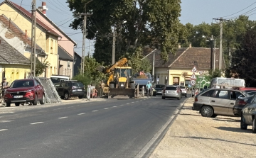 Félpályás útzár mellett dolgoznak a Vásár utcában