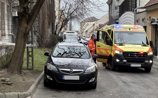 Hirtelen összeesett és meghalt egy idős férfi a Major utcában