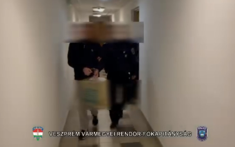 Online csalókat fogtak a pápai rendőrök