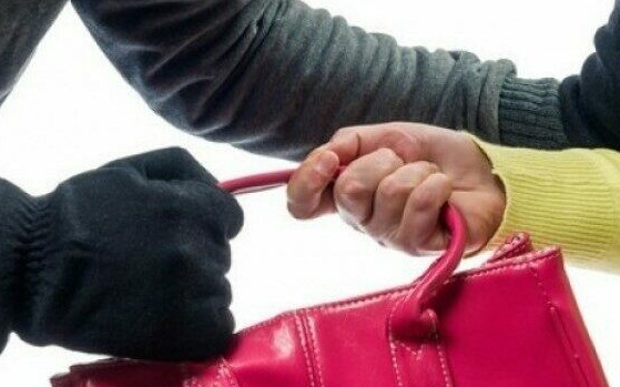 Kitépte a bevásárlótáskát egy idős nő kezéből - Súlyosabb büntetést kapott