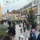 Óvodások karácsonyfa díszítése a belvárosban