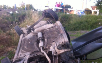 Mozdony és személyautó ütközött Pápán