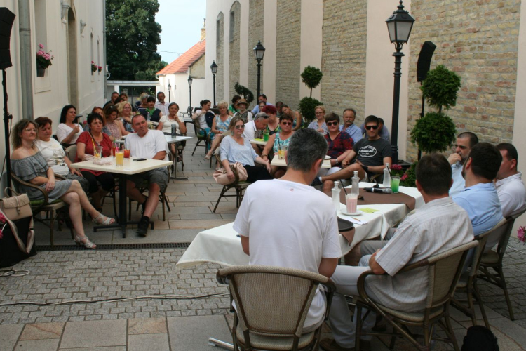 Szeretjük Pápát, de nem szeretjük egymást?