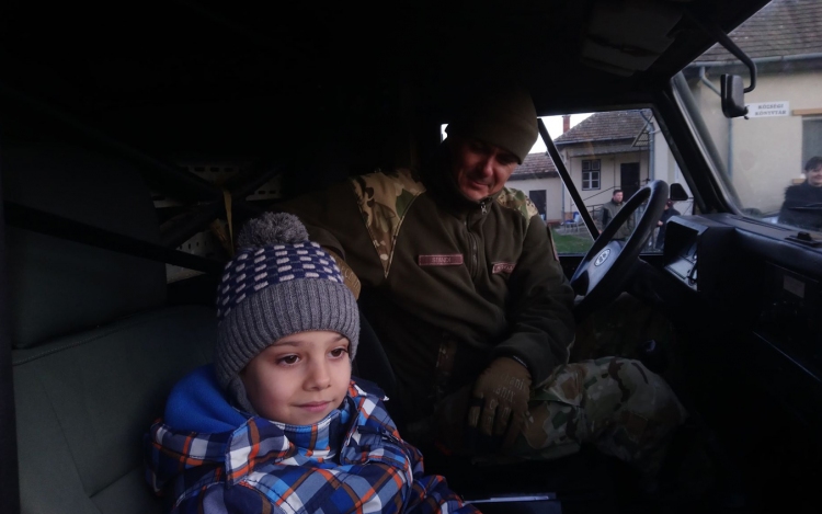 Katonák teljesítették a nórápi kisfiú kívánságát