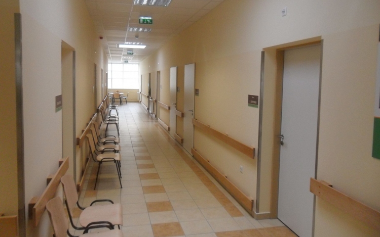 EMMI: Nincs terítéken kórházak bezárása és intézmények összevonása