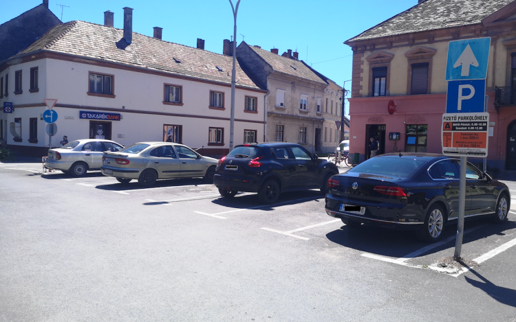 Akinek volt tavaly parkolási bérlete, az az ideit mindössze kéthavi díjért megveheti