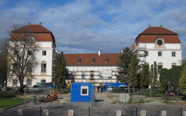 Hamarosan bontják az állványzatot, majd burkolják a kastély udvarát