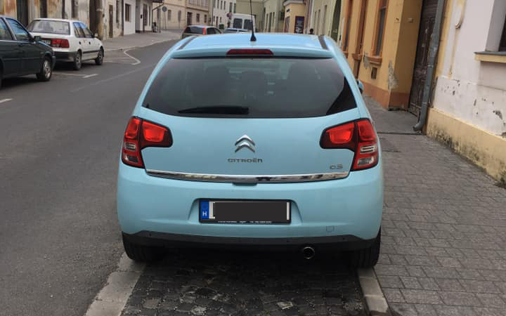 Járdára lóg, füvön áll az autó - Repkednek a büntetések és a figyelmeztetések