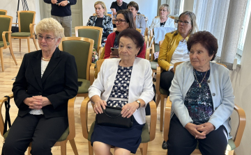 Emlékdiplomásokat köszöntött a pápai önkormányzat