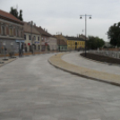 Fugáznak, aszfaltoznak, építik a színpadot a Fő téren