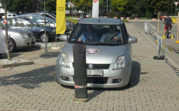 Biztonságos közlekedés - Pápára érkezett az Autóklub spéci kamionja