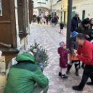 Óvodások karácsonyfa díszítése a belvárosban
