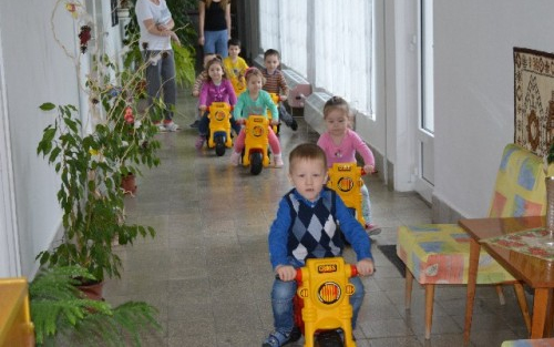 A fideszesek nyuszimotorokkal kedveskedtek a bölcsiseknek