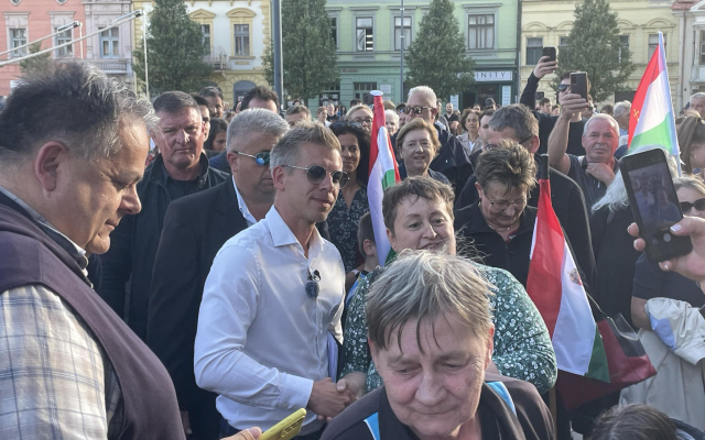 Pénteken ismét Pápára látogat Magyar Péter