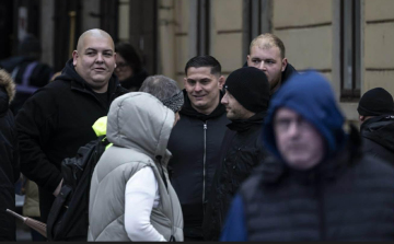 Fekete ruhások Győrben: megszólalt egy pápai érintett