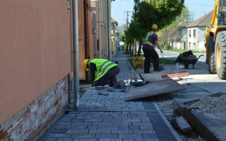 A Rozmaring utca mindkét oldalán épül a járda